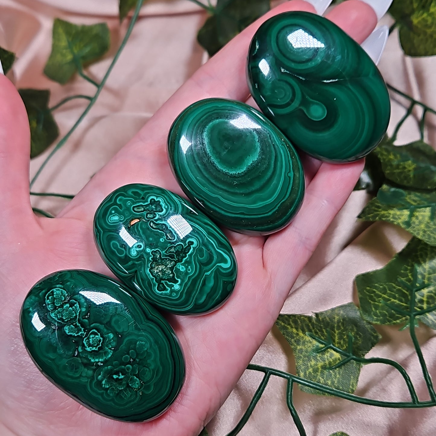 Malachite palmstone