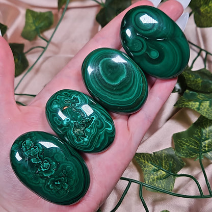 Malachite palmstone
