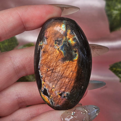 Labradorite palmstone