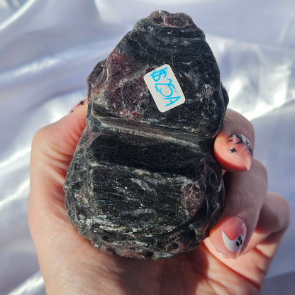 Garnet and arfvedsonite skull