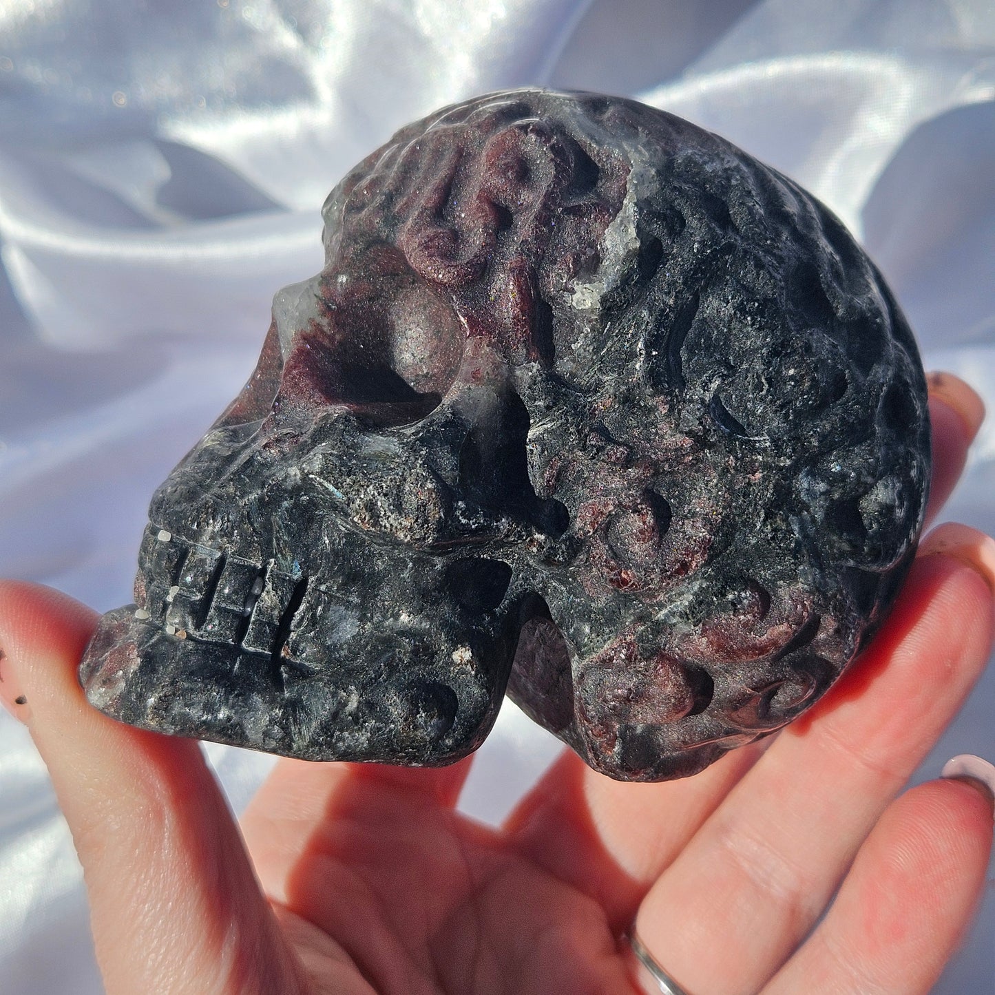 Garnet and arfvedsonite skull