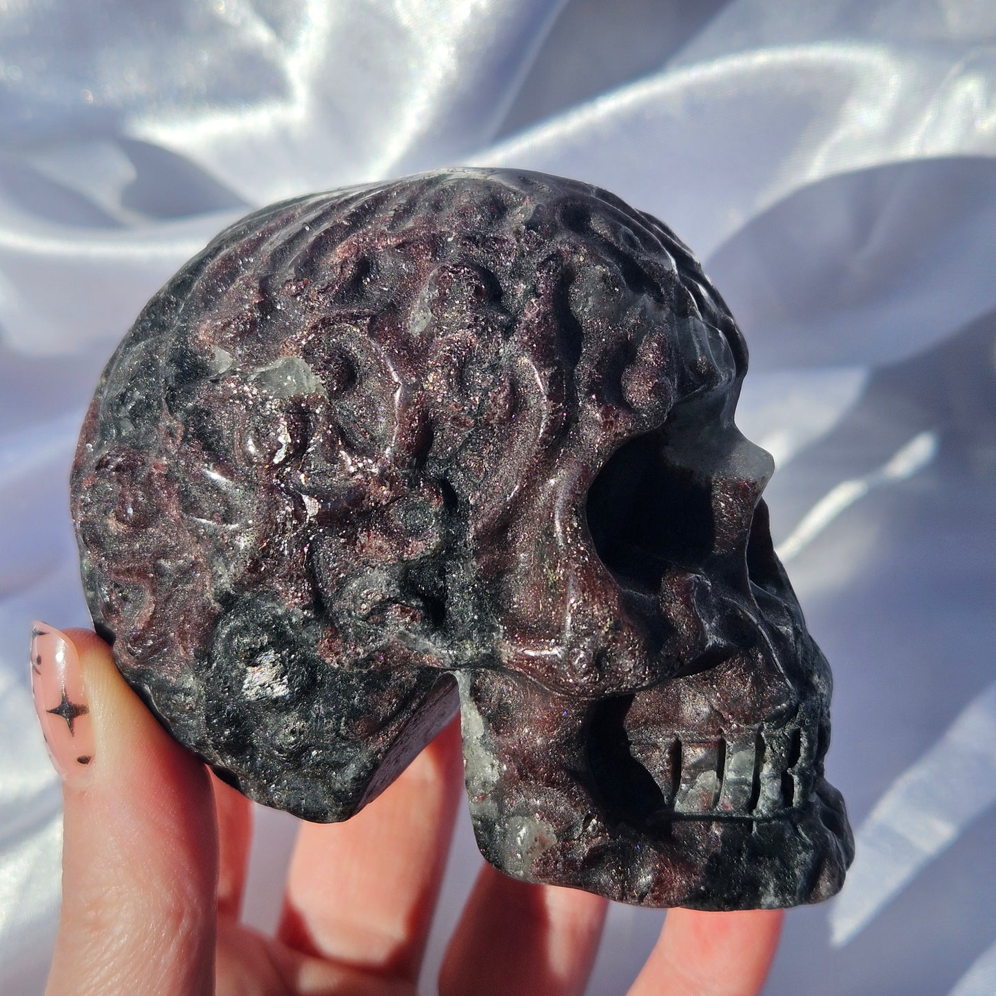 Garnet and arfvedsonite skull