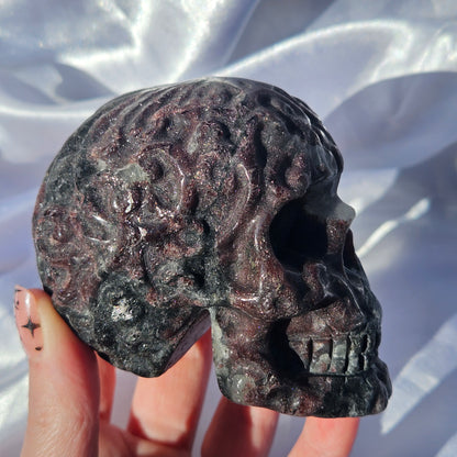 Garnet and arfvedsonite skull