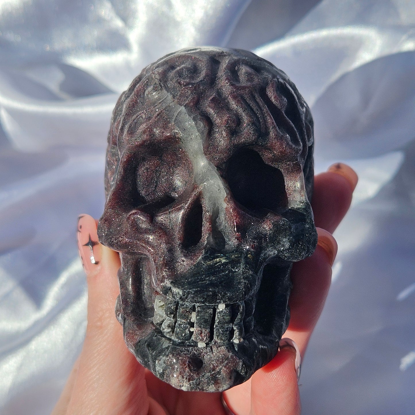 Garnet and arfvedsonite skull