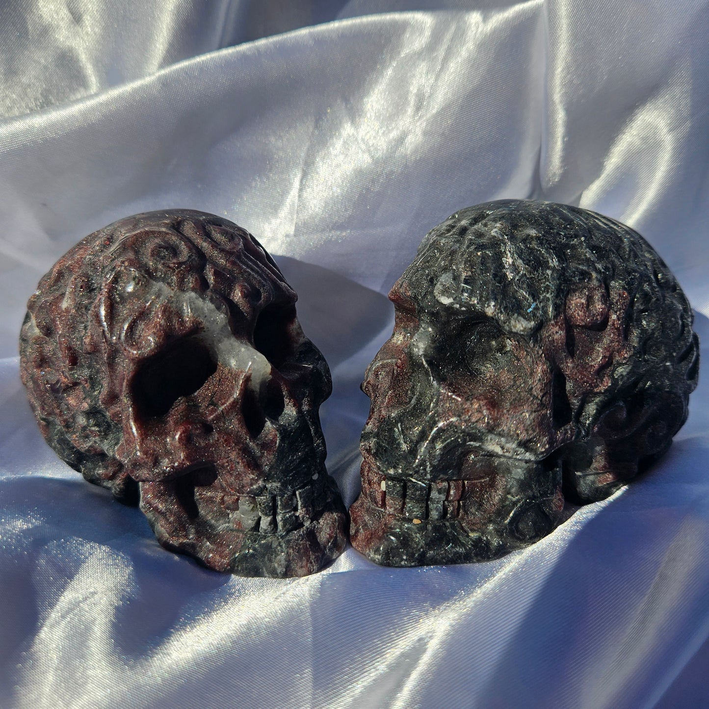 Garnet and arfvedsonite skull