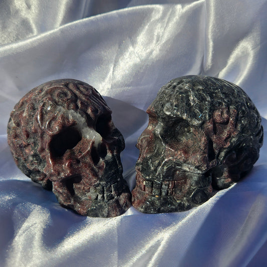 Garnet and arfvedsonite skull