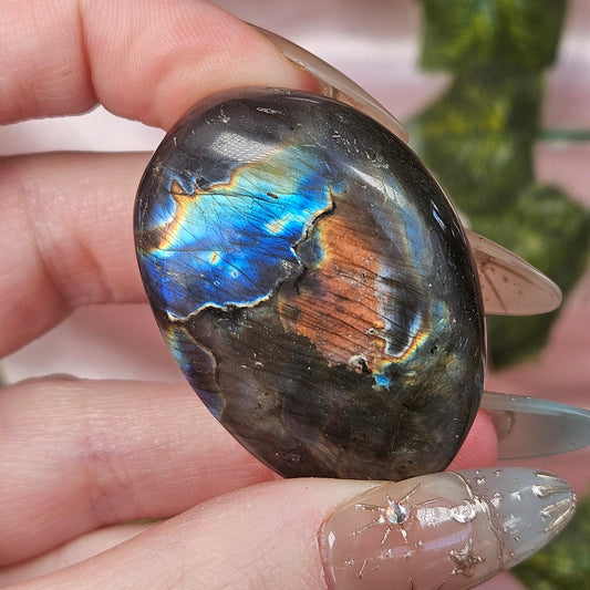 Labradorite palmstone
