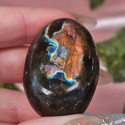 Labradorite palmstone