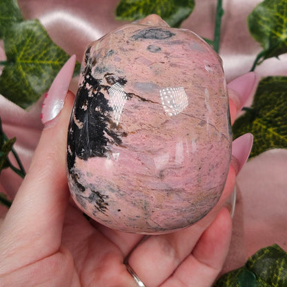 Rhodonite skull