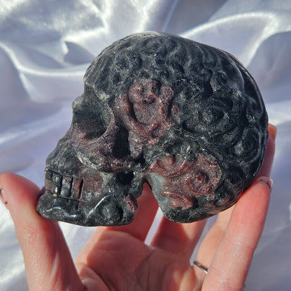 Garnet and arfvedsonite skull
