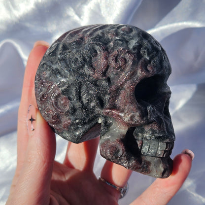Garnet and arfvedsonite skull
